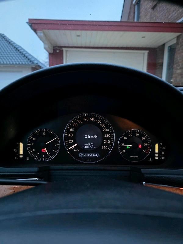 Second-hand Mercedes E200 184 CP (135 kW) 2006 Negru Berlinǎ