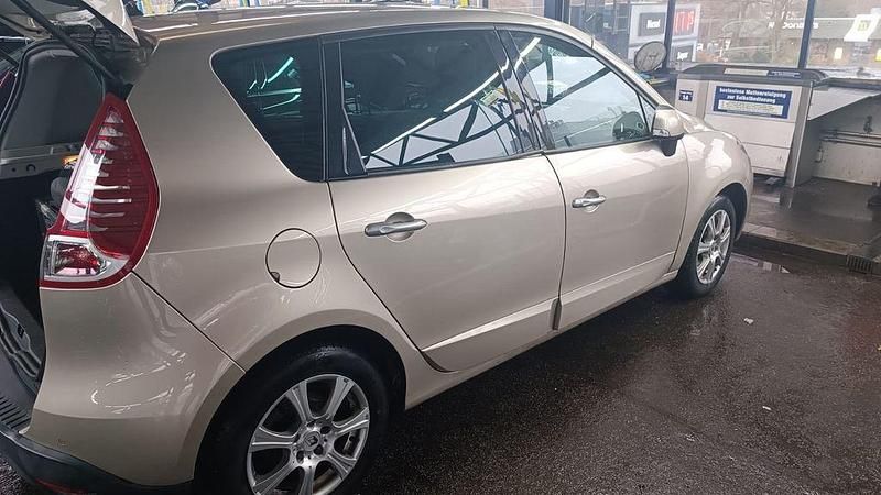 Gebraucht Renault Scénic III 110 PS (80 kW) 2011 Gold Van / Kleinbus