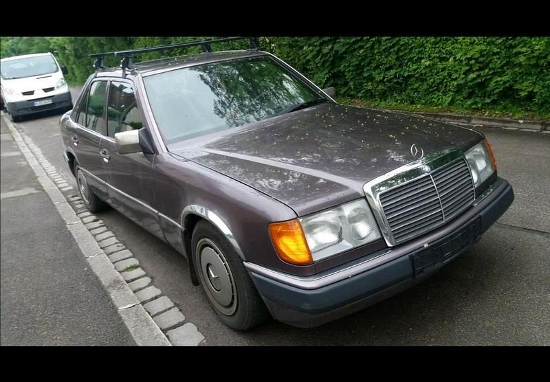 Gebraucht Mercedes E250 85 PS (62 kW) 1991 Violet Limousine