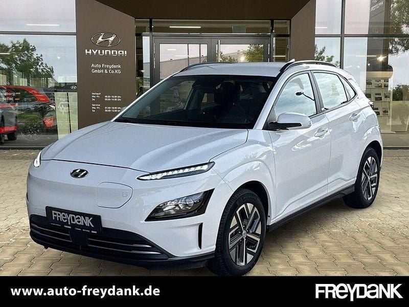 Atlas white Gebraucht 2021 Hyundai Kona Select SUV | 16.999 € - Bild 1/4