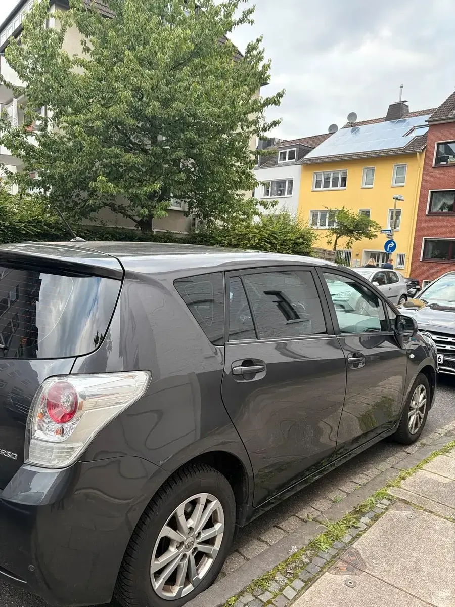 Gebraucht Toyota Verso 132 PS (97 kW) 2011 Grau Van / Kleinbus