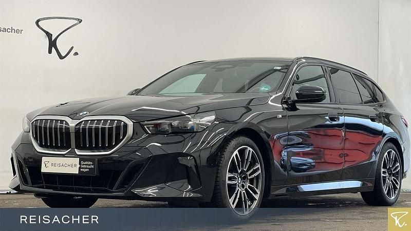 Saphirschwarz Gebraucht 2024 BMW 540 Comfort Edition Kombi | 64.499 € - Bild 1/4