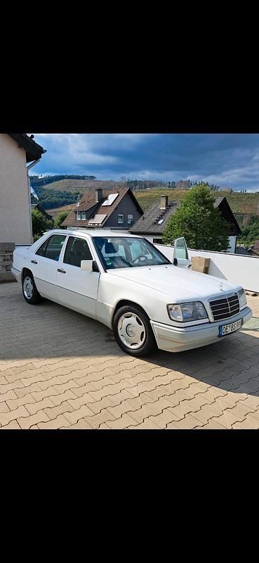 Weiß Gebraucht 1995 Mercedes 200 Limousine | 6.300 € - Bild 1/4