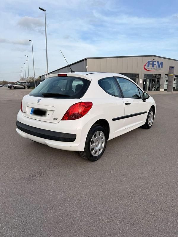 Gebraucht Peugeot 207 75 PS (55 kW) 2009 Weiß Coupé