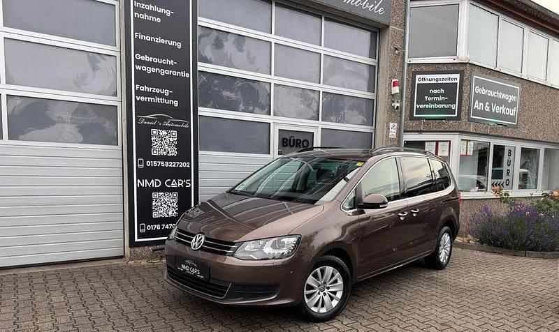 Braun Gebraucht 2013 VW Sharan Comfortline Van / Kleinbus | 11.997 € (Guter Preis) - Bild 1/4