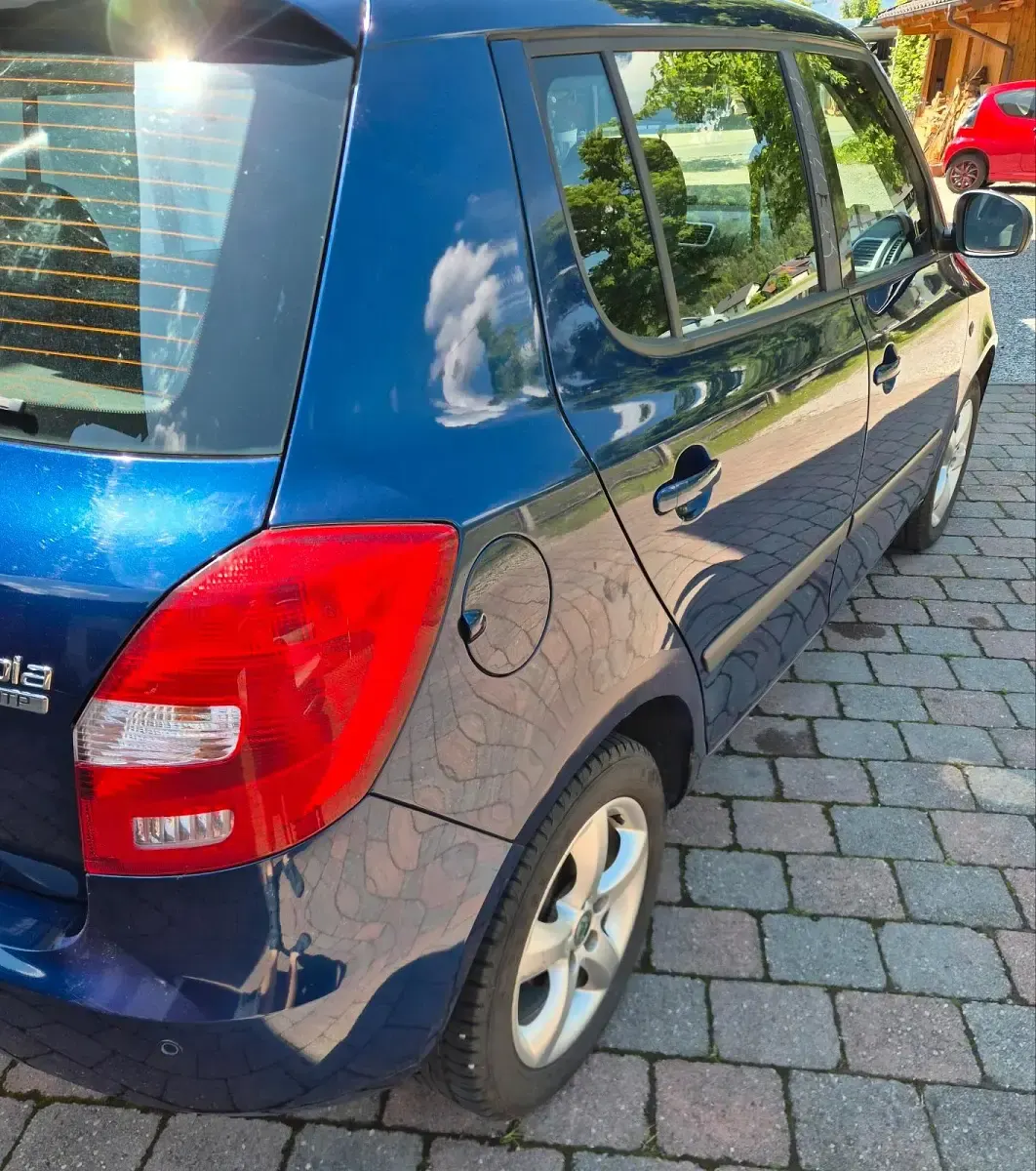 Używany Skoda Fabia 60 KM (44 kW) 2010 Niebieski Hatchback