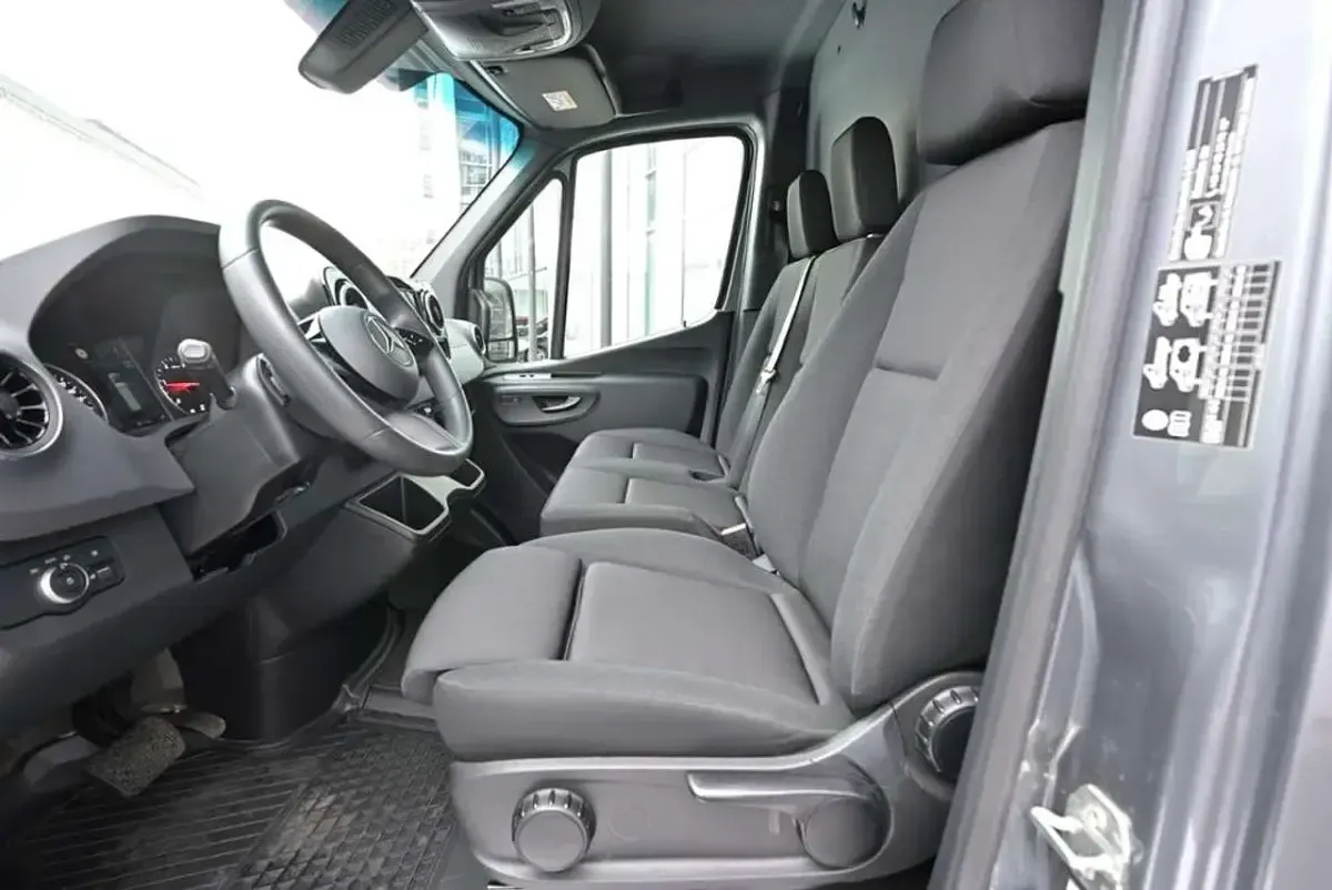 Używany Mercedes Sprinter 190 KM (139 kW) 2024 Szary Van
