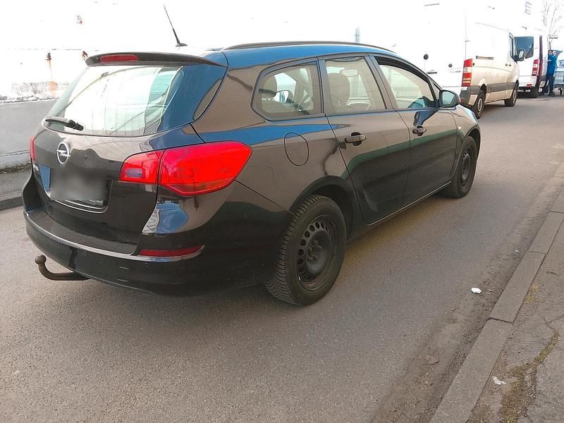 Gebraucht Opel Astra 140 PS (102 kW) 2012 Andere farben Kombi