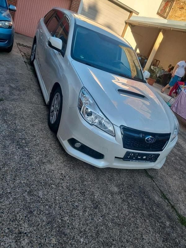 Weiß Gebraucht 2013 Subaru Legacy Kombi | 3.850 € - Bild 1/4