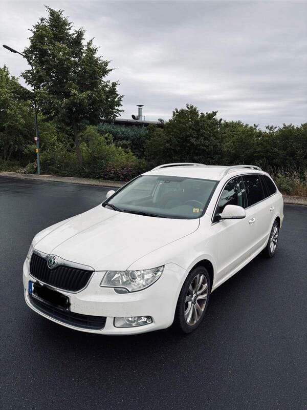 Weiß Gebraucht 2010 Skoda Superb Kombi | 3.850 € - Bild 1/4