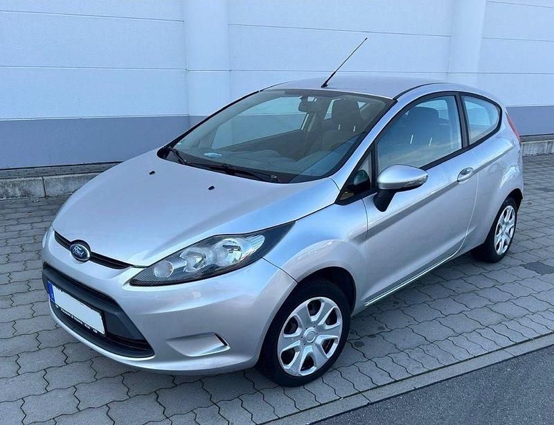 Gebraucht Ford Fiesta Ambiente 60 PS (44 kW) 2009 Silber Kleinwagen