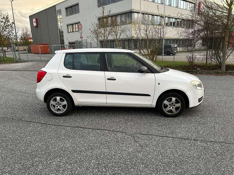 Gebraucht Skoda Fabia Style 60 PS (44 kW) 2010 Weiß Limousine