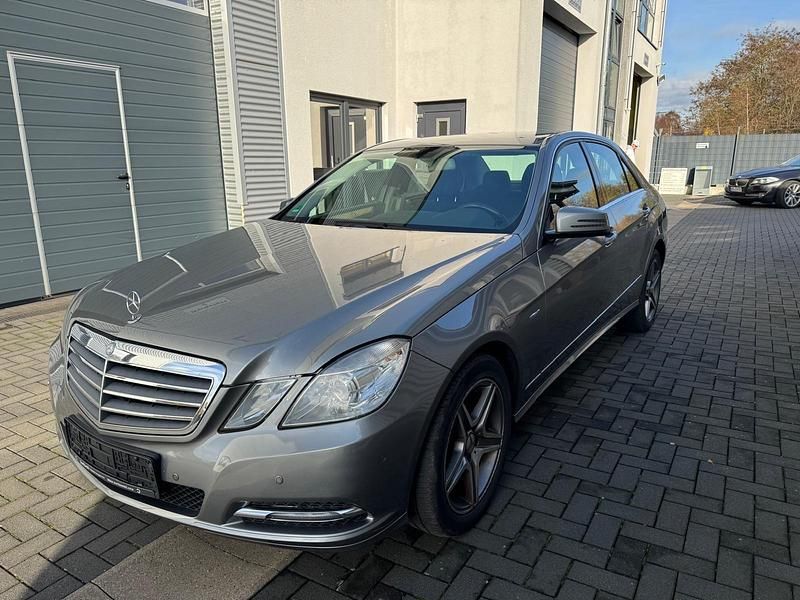 Silber Gebraucht 2010 Mercedes E250 Limousine | 5.500 € (Guter Preis) - Bild 1/4