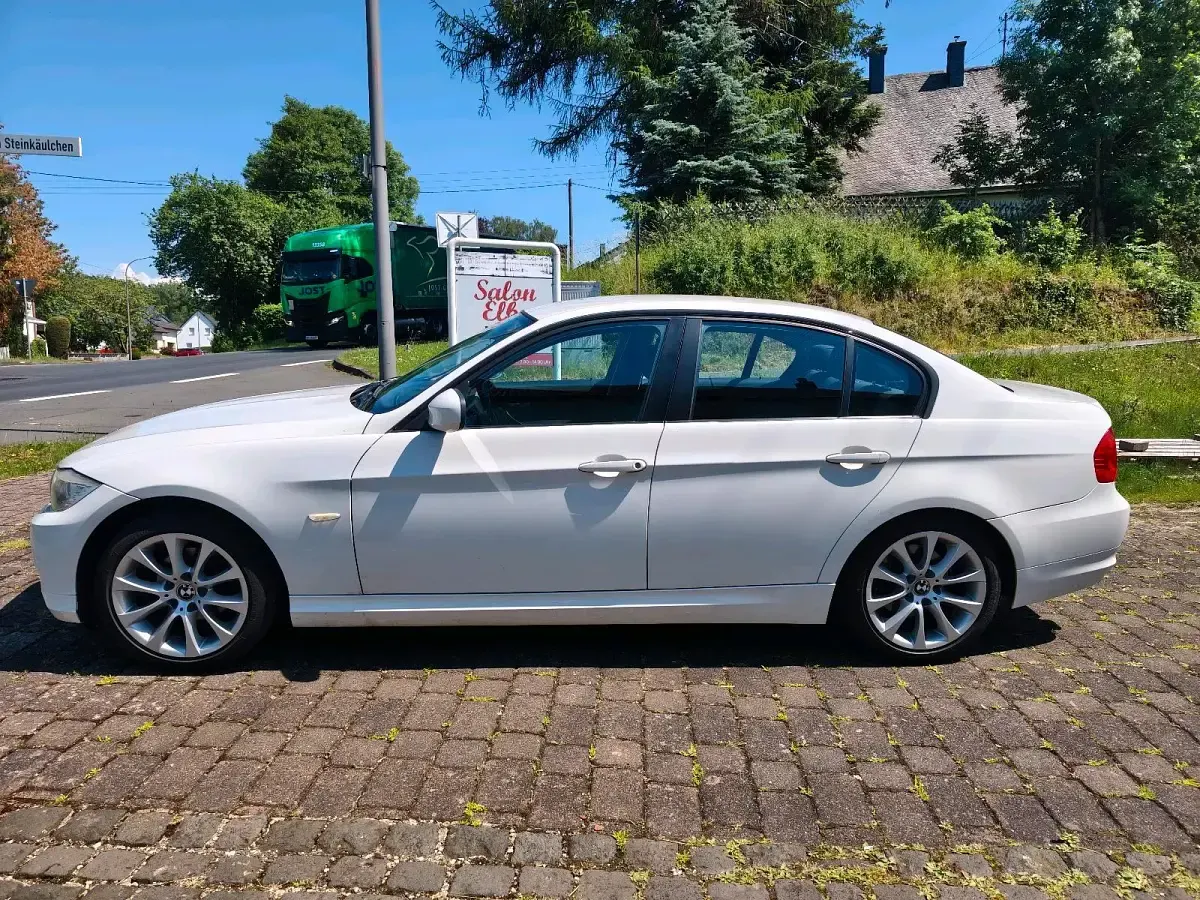 Gebraucht BMW 318 143 PS (105 kW) 2011 Weiß Limousine