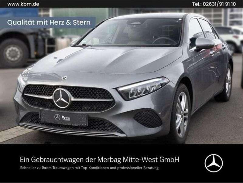 Mountaingrau Gebraucht 2023 Mercedes A250 Limousine | 29.500 € (Teuer) - Bild 1/4