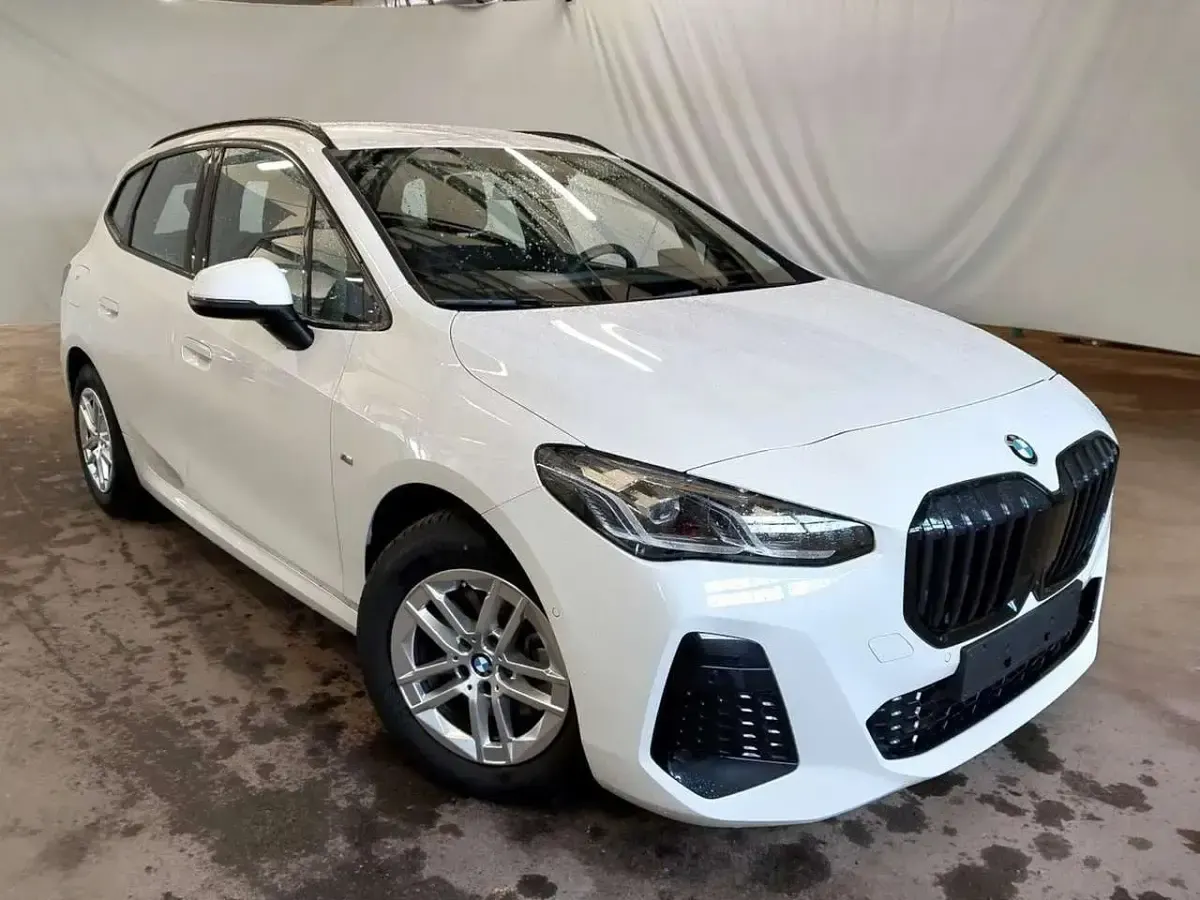 Gebraucht BMW 220 M Sport 170 PS (125 kW) 2025 Alpinweiss 3 Van / Kleinbus
