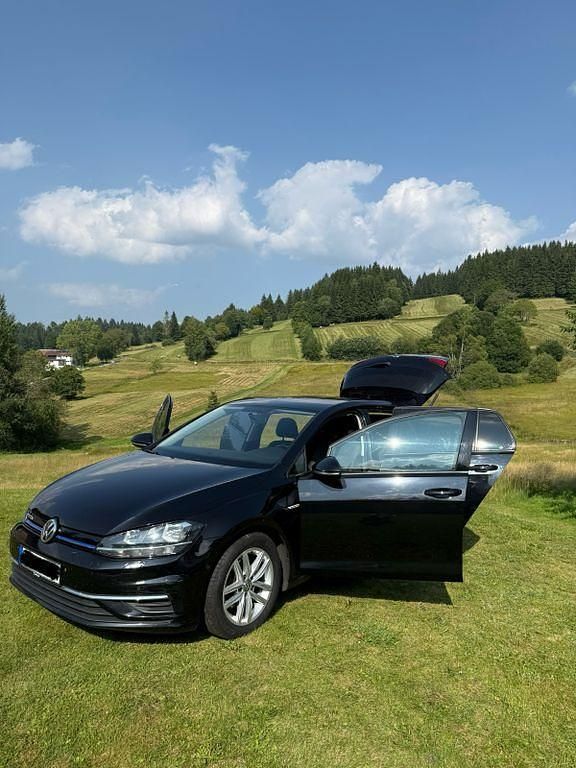 Schwarz Gebraucht 2019 VW Golf VII Comfortline Limousine | 8.200 € (Superpreis) - Bild 1/4