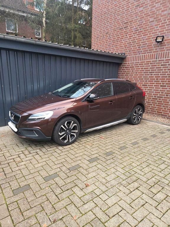 Braun Gebraucht 2016 Volvo V40 CC Summum Kombi | 12.999 € (Fairer Preis) - Bild 1/4