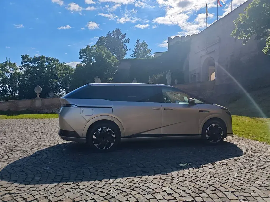 Gebraucht XPENG X9 AWD Performance 369 kW (503 PS) 2024 Gold Van / Kleinbus