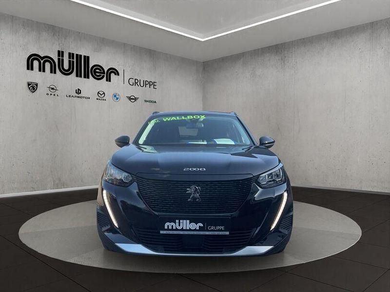 Gebraucht Peugeot e-2008 Allure 100 kW (136 PS) 2021 Perla nera schwarz SUV