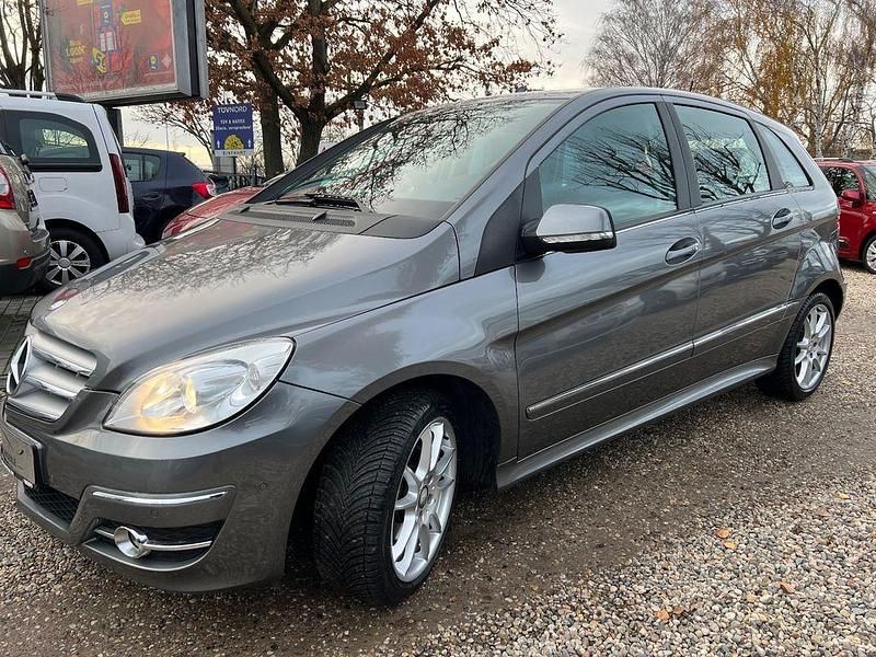 Gebraucht Mercedes B200 136 PS (100 kW) 2011 Grau Kleinwagen