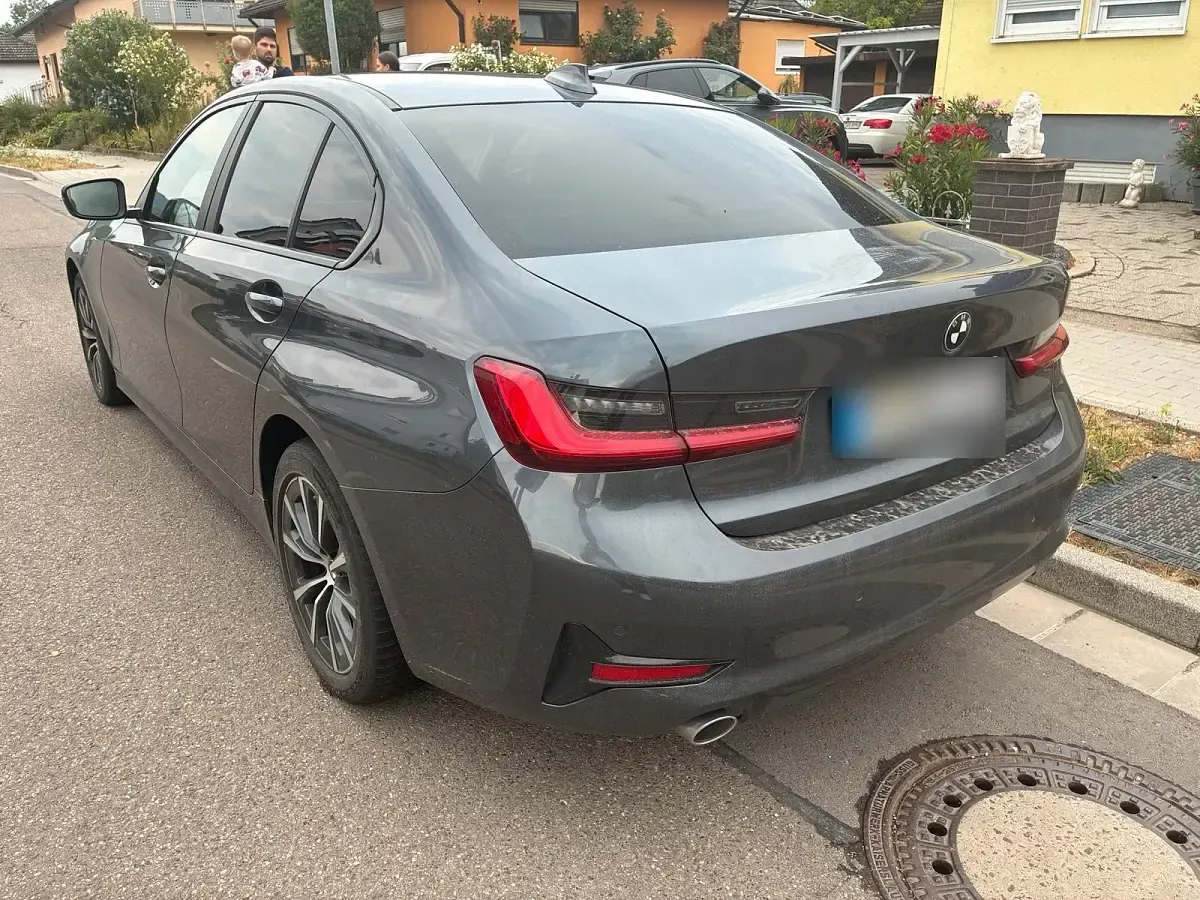 Gebraucht BMW 318 Sport Line 150 PS (110 kW) 2019 Grau Limousine