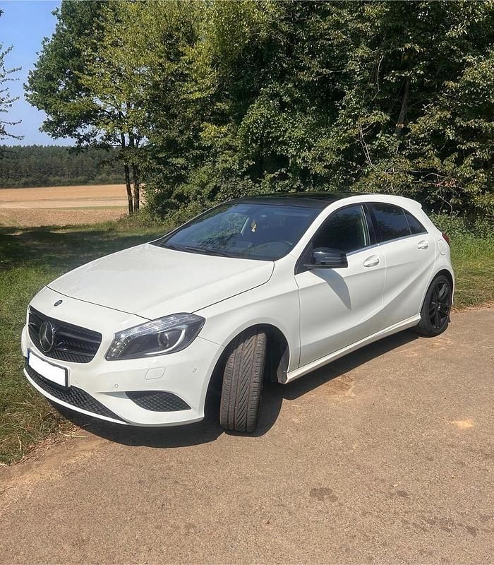 Weiß Gebraucht 2013 Mercedes A200 Urban Kleinwagen | 13.499 € (Fairer Preis) - Bild 1/4