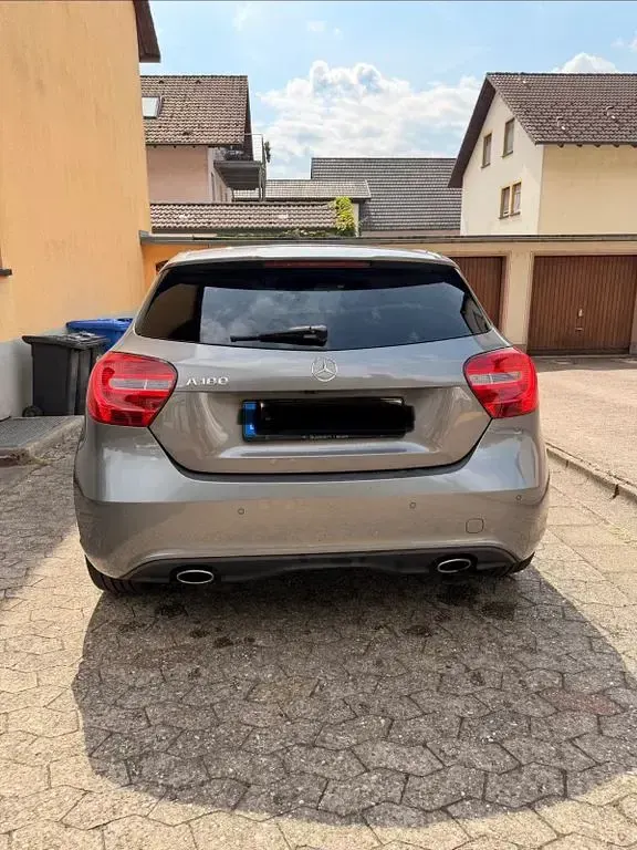 Gebraucht Mercedes A180 Urban 122 PS (89 kW) 2014 Grau Kleinwagen