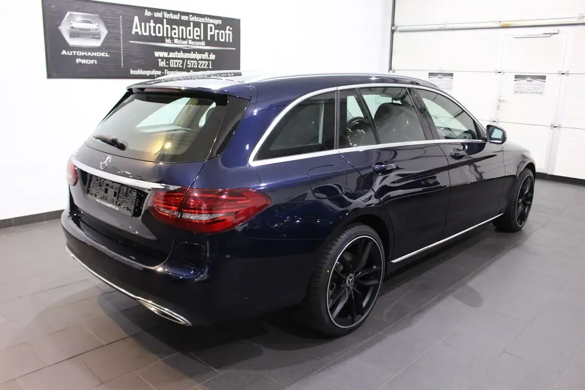Gebraucht Mercedes C300e 211 PS (155 kW) 2020 Blau Kombi