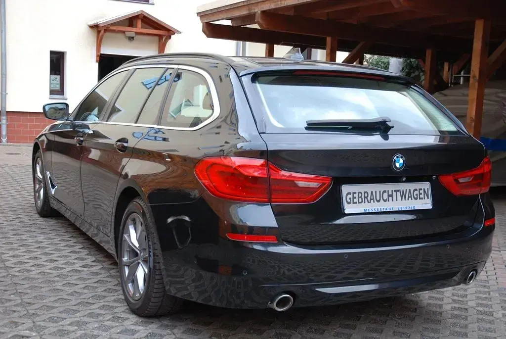 Gebraucht BMW 520 Sport Line 190 PS (139 kW) 2019 Saphirschwarz Kombi
