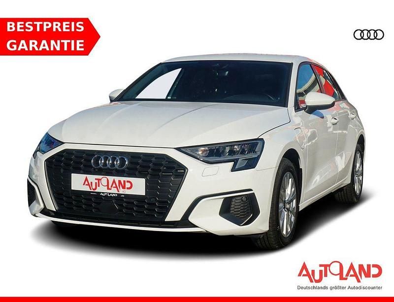 Weiß Gebraucht 2022 Audi A3 Sportback e-tron Comfort Limousine | 24.950 € (Fairer Preis) - Bild 1/4