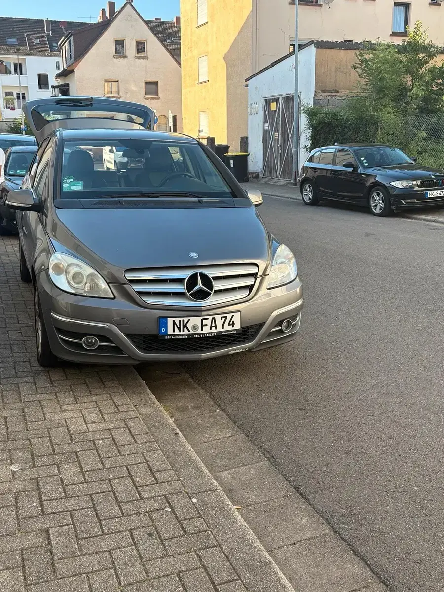 Gebraucht Mercedes B200 140 PS (102 kW) 2011 Grau Kleinwagen