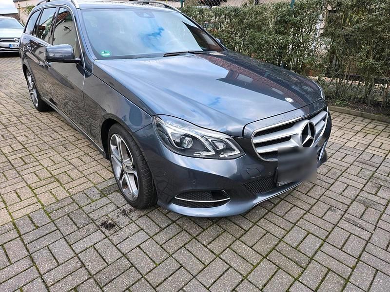 Grau Gebraucht 2015 Mercedes E200 Kombi | 15.500 € (Fairer Preis) - Bild 1/4