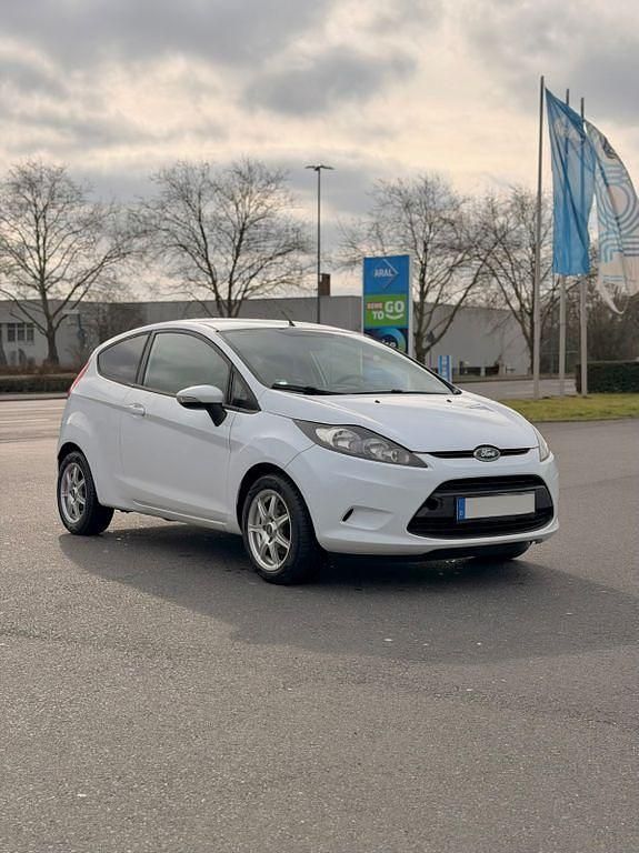 Gebraucht Ford Fiesta Trend 60 PS (44 kW) 2012 Weiß Kleinwagen
