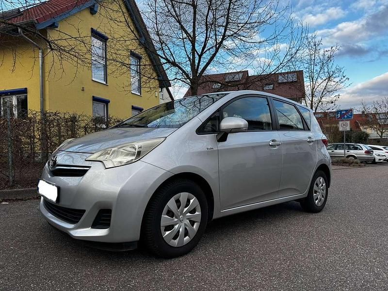 Silber Gebraucht 2011 Toyota Verso-S Van / Kleinbus | 6.999 € (Fairer Preis) - Bild 1/4