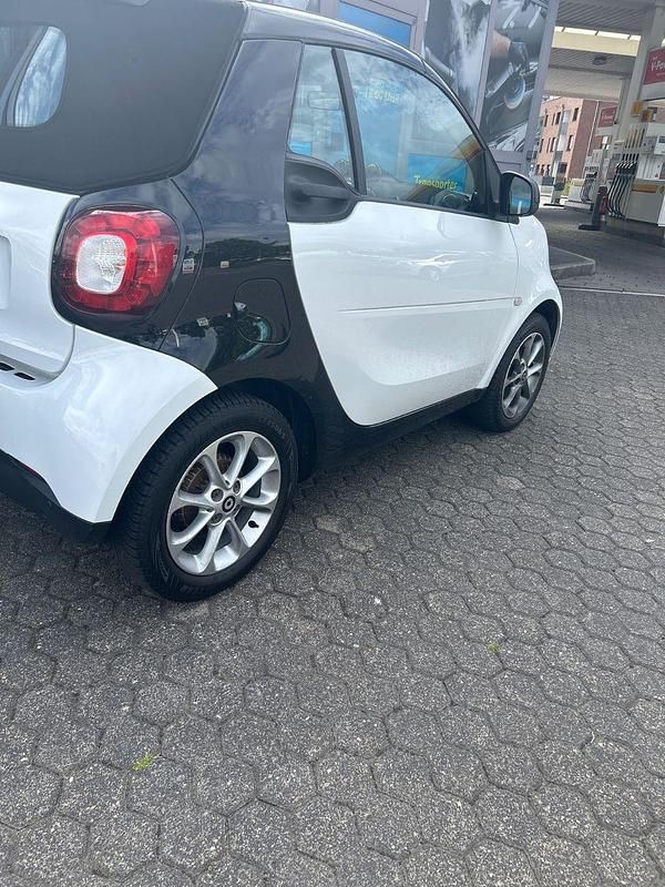 Weiß Gebraucht 2017 Smart ForTwo Coupé Brabus Cabrio | 12.900 € (Guter Preis) - Bild 1/4