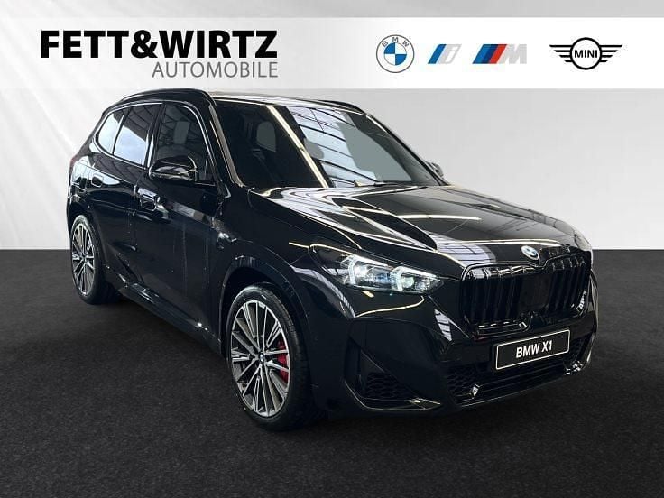 Black sapphire metallic Neu 2025 BMW X1 M Sport SUV | 62.990 € (Teuer) - Bild 1/3