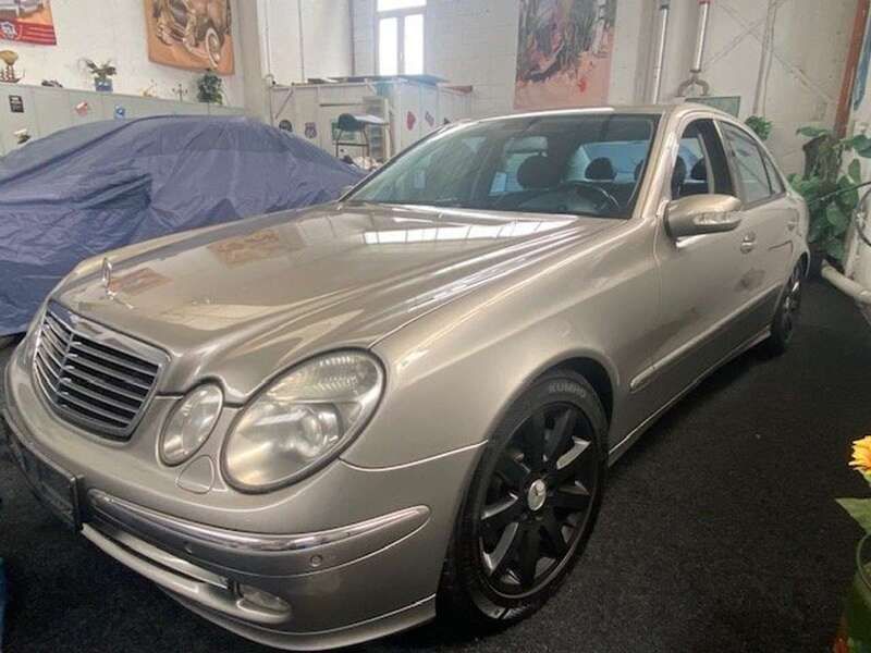 Cubanitsilber metallic Gebraucht 2004 Mercedes E500 Limousine | 6.400 € (Fairer Preis) - Bild 1/4
