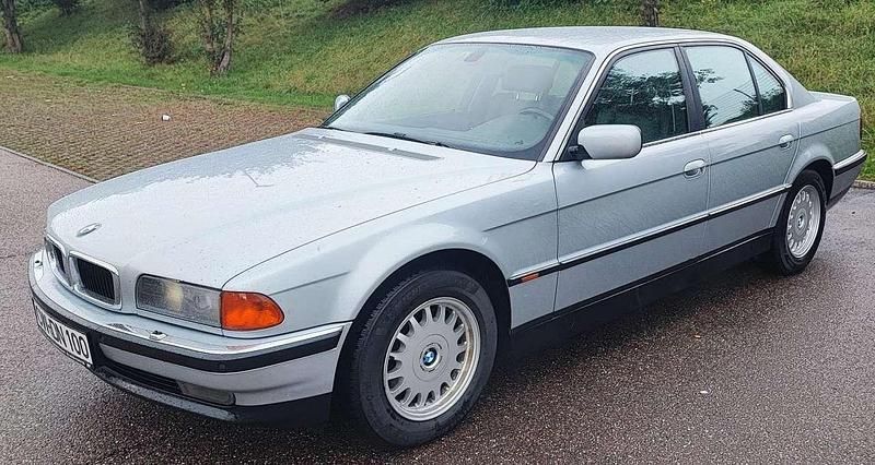 Silber Gebraucht 1997 BMW 735 Limousine | 9.900 € - Bild 1/4
