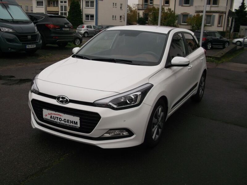 Weiß Gebraucht 2016 Hyundai i20 Style Limousine | 13.900 € (Teuer) - Bild 1/4