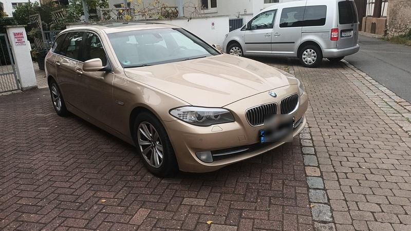 Gebraucht BMW 520 Basis 183 PS (134 kW) 2011 Gold Limousine