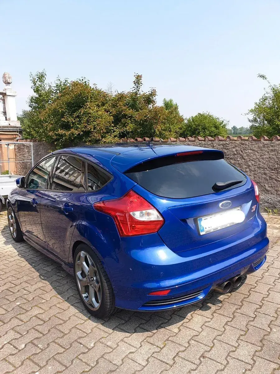 Usata Ford Focus Sport 250 CV (183 kW) 2013 Blu Berlina