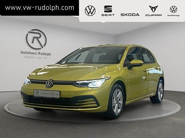 Limonengelb metallic (metallic) Gebraucht 2020 VW Golf VIII Life Limousine | 16.980 € (Fairer Preis) - Bild 1/2