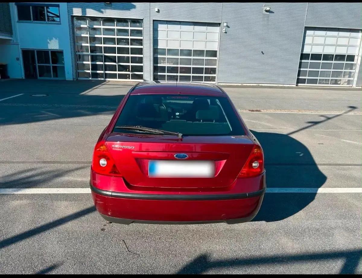 Gebraucht Ford Mondeo Ghia 125 PS (91 kW) 2003 Rot Limousine