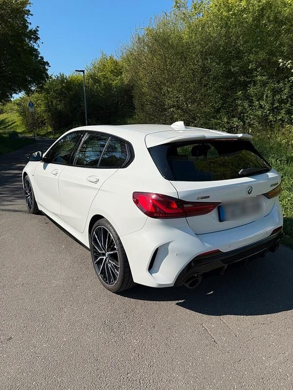 Weiß Gebraucht 2021 BMW M135 M Sport Kleinwagen | 31.200 € (Guter Preis) - Bild 1/4