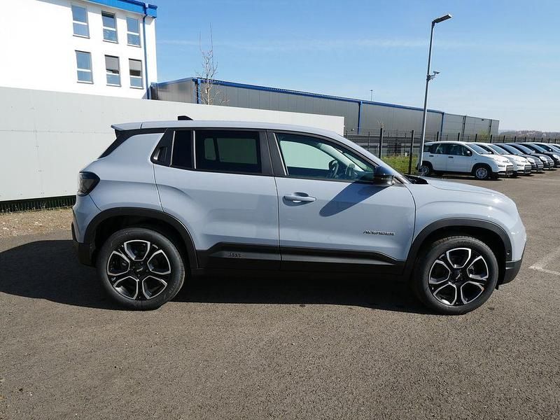 Neu Jeep Avenger Summit 110 PS (80 kW) 2025 Grau SUV