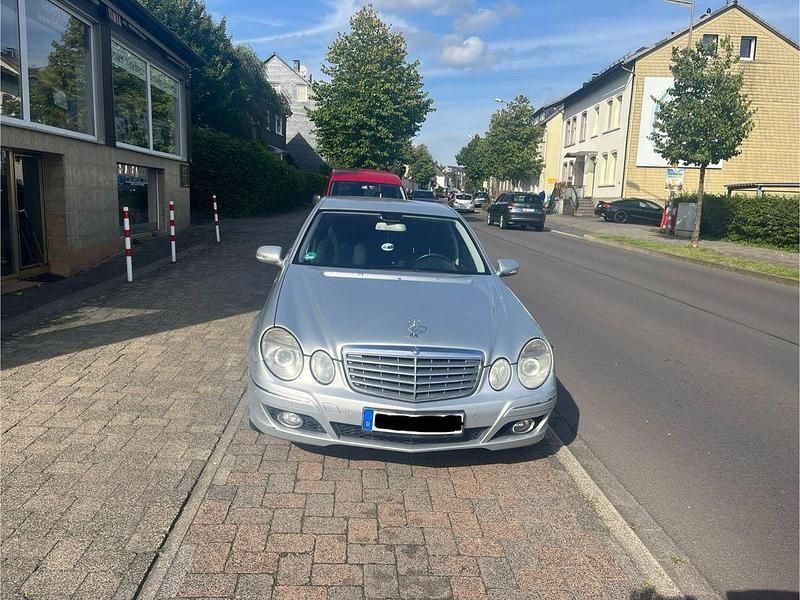 Silber Gebraucht 2008 Mercedes E220 Elegance Limousine | 3.700 € (Superpreis) - Bild 1/4