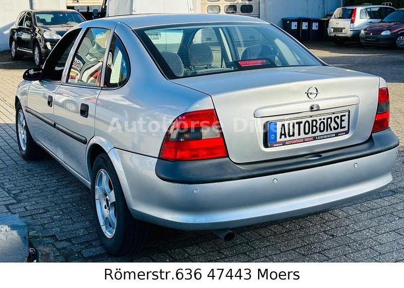 Gebraucht Opel Vectra 101 PS (74 kW) 1998 Silber Limousine
