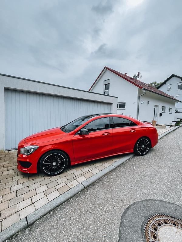 Rot Gebraucht 2016 Mercedes CLA200 AMG line Limousine | 17.499 € (Fairer Preis) - Bild 1/4