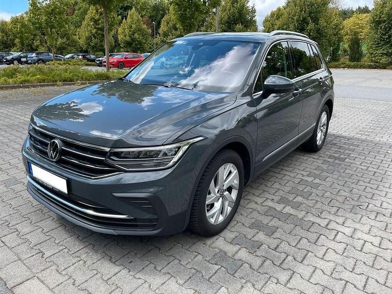 Grau Gebraucht 2023 VW Tiguan Move SUV | 23.250 € (Superpreis) - Bild 1/4